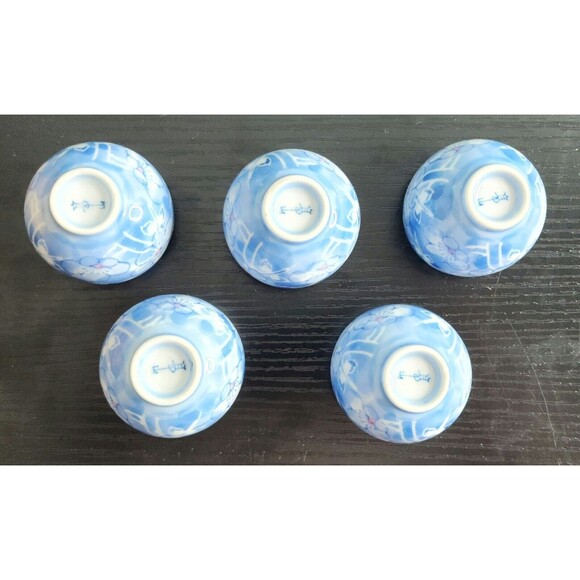 Vintage Sake Tea Set Blue Flowers Cobalt Blue Porcelain 5 Cups 2 Bottles w/ Case - Picture 7 of 11